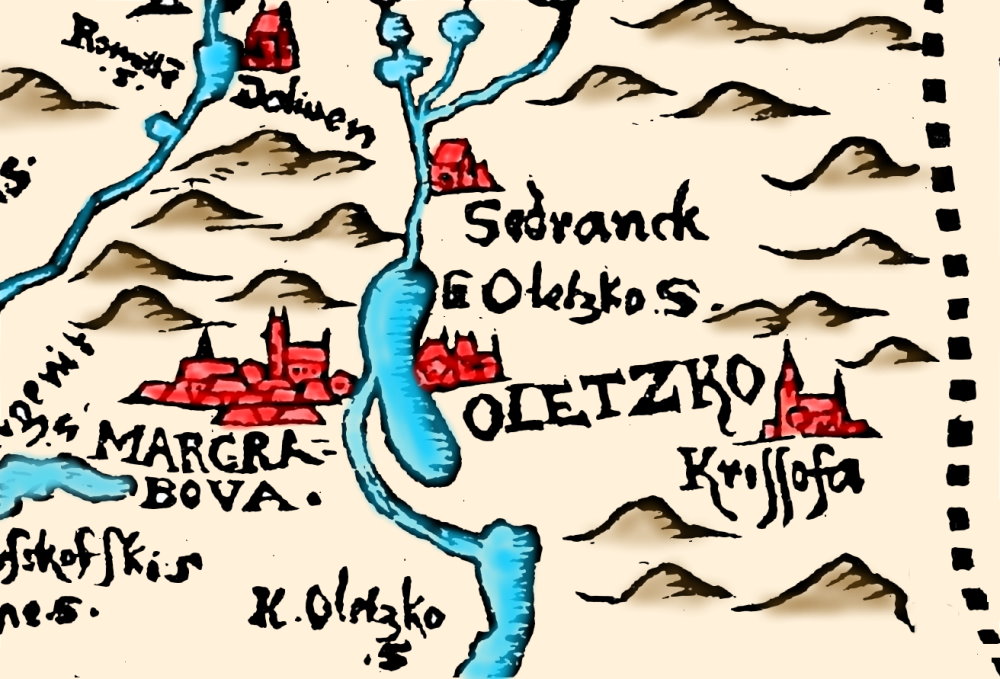 Fragment starej, kolorowej mapy przedstawiającej miasta i wsie, góry oraz jeziora. Widać niebieskie rzeki i jeziora, czerwone rysunki zamków i budynków, a także czarne napisy z nazwami miejscowości, takimi jak „OLETZKO”, „Sedranck”, „MARGRABOVA” i „Kryssofa”.