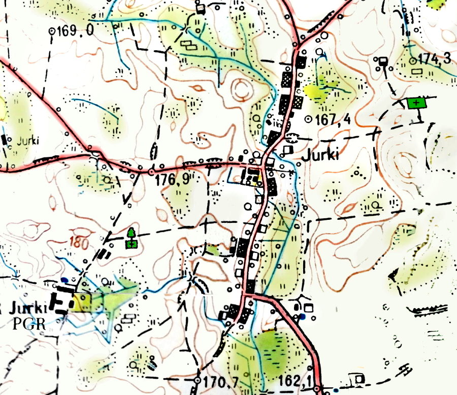 Kolorowa mapa topograficzna przedstawiająca wieś Jurki i jej okolice. Na mapie zaznaczone są drogi (kolorem czerwonym), zabudowania (czarne prostokąty), pola, łąki i lasy (kolory zielone i żółte), a także linie wysokości terenu (brązowe linie). Widoczne są także symbole oznaczające cmentarze (zielony krzyż), zbiorniki wodne, rzeki i strumienie (niebieskie linie), a w dolnej części – oznaczenie PGR (Państwowego Gospodarstwa Rolnego). Mapa zawiera również wysokości terenu w metrach, oznaczone liczbami.