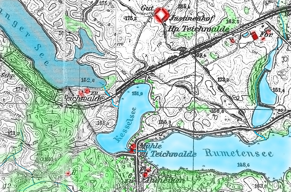 Kolorowa mapa topograficzna okolic Teichwalde z jeziorami, wzgórzami, linią kolejową, budynkami i lasami oznaczonymi na zielono.