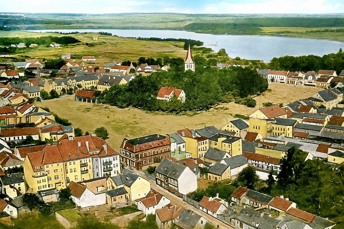 Rozległy rynek w środku otoczony zabudową mieszkaniową.
